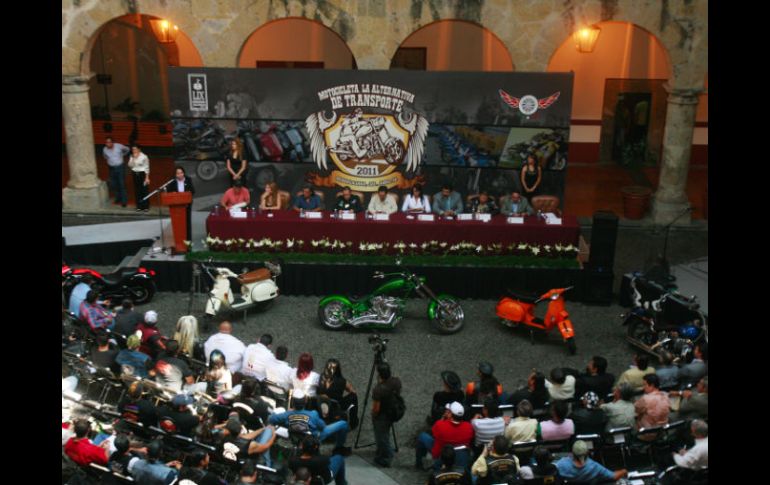 El patio central del Congreso local se transformó con la presencia de clubes de motociclistas. A. GARCÍA  /