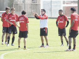 Los jugadores del Atlas escuchan las indicaciones del entrenador Benjamín Galindo (centro). A. CAMACHO  /