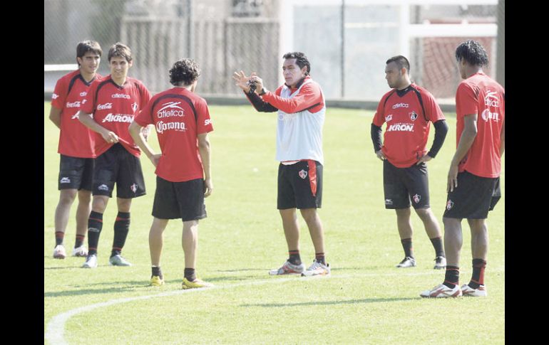 Los jugadores del Atlas escuchan las indicaciones del entrenador Benjamín Galindo (centro). A. CAMACHO  /