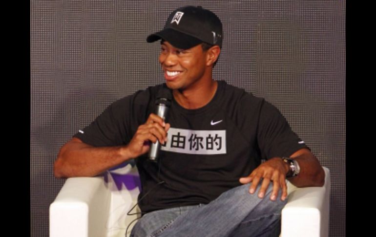 Tiger Woods hablando con los medios en una rueda de prensa. AP  /