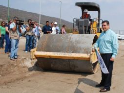 Héctor Vielma dio el banderazo este miércoles a las obras en Avenida Las Torres. ESPECIAL  /