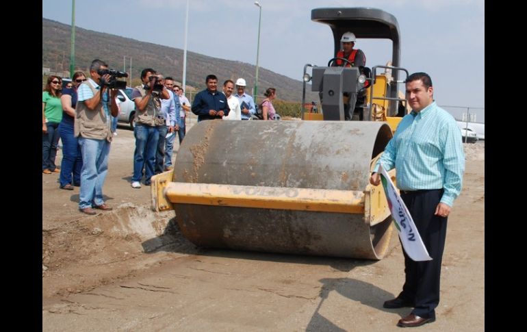 Héctor Vielma dio el banderazo este miércoles a las obras en Avenida Las Torres. ESPECIAL  /