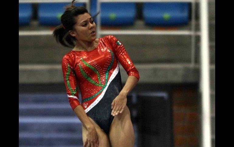 Alejandra Fernández, una de las preseleccionadas para los Juegos Panamericanos durante una competencia de Gimnasia. MEXSPORT  /