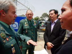 Diego Monraz y miembros de la Guardia Civil Española inspeccionaron hoy el área donde está el equipo de fotoinfracción. A. GARCÍA  /