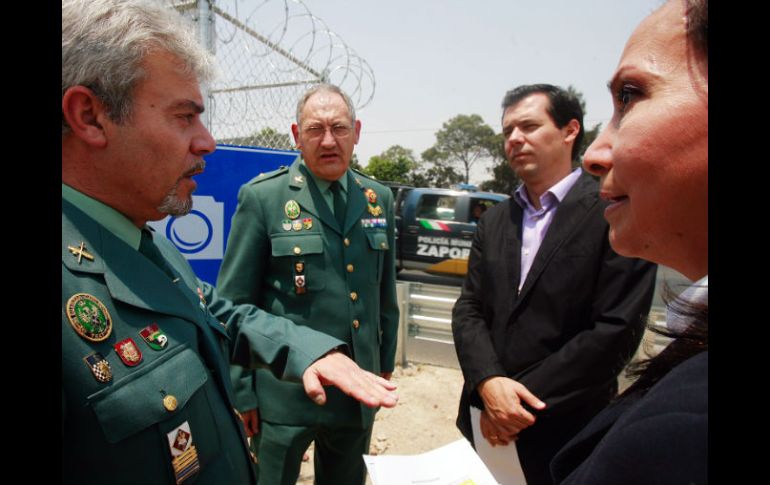 Diego Monraz y miembros de la Guardia Civil Española inspeccionaron hoy el área donde está el equipo de fotoinfracción. A. GARCÍA  /