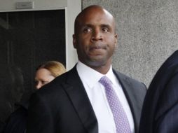 El rey de los jonrones,  Barry Bonds, saliendo de la Corte de Justicia tras escuchar la sentencia. AP  /