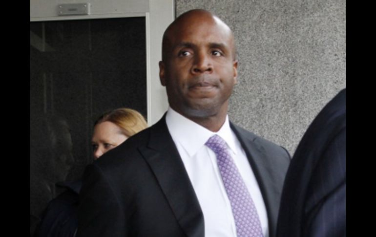 El rey de los jonrones,  Barry Bonds, saliendo de la Corte de Justicia tras escuchar la sentencia. AP  /