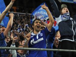 En algo inédito cuando fue jugador merengue, Raúl se subió a la tribuna del Schalke para festejar el pase a semifinales. AFP  /