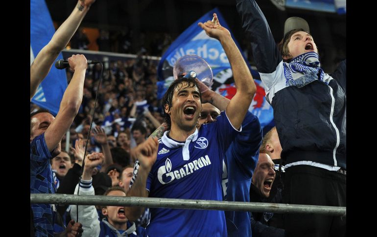 En algo inédito cuando fue jugador merengue, Raúl se subió a la tribuna del Schalke para festejar el pase a semifinales. AFP  /