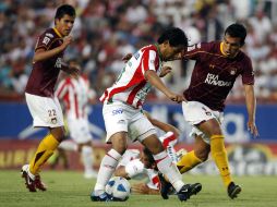 Jugadores de Necaxa y Estudiantes se disputan la posesión del balón. MEXSPORT  /