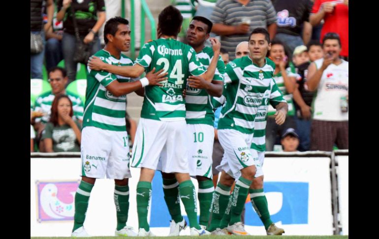 Daniel Ludueña festeja con su equipo la anotación de esta tarde frente al Puebla. MEXSPORT  /