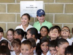 In-Kyung Kim y Lorena Ochoa posan con los niños beneficiados del Centro Educativo La Barranca. A.CAMACHO  /