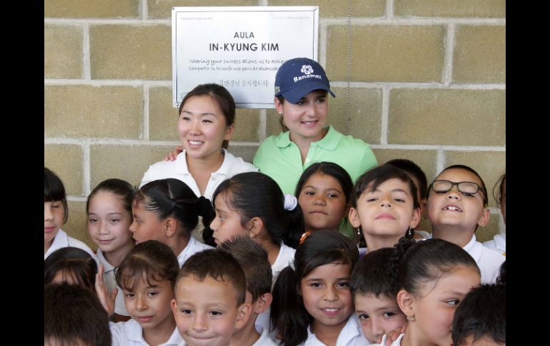 In-Kyung Kim y Lorena Ochoa posan con los niños beneficiados del Centro Educativo La Barranca. A.CAMACHO  /