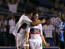 Luis Venegas (i.) y Álex Diego celebran uno de los cuatro goles anotados hoy a Querétaro. MEXSPORT  /