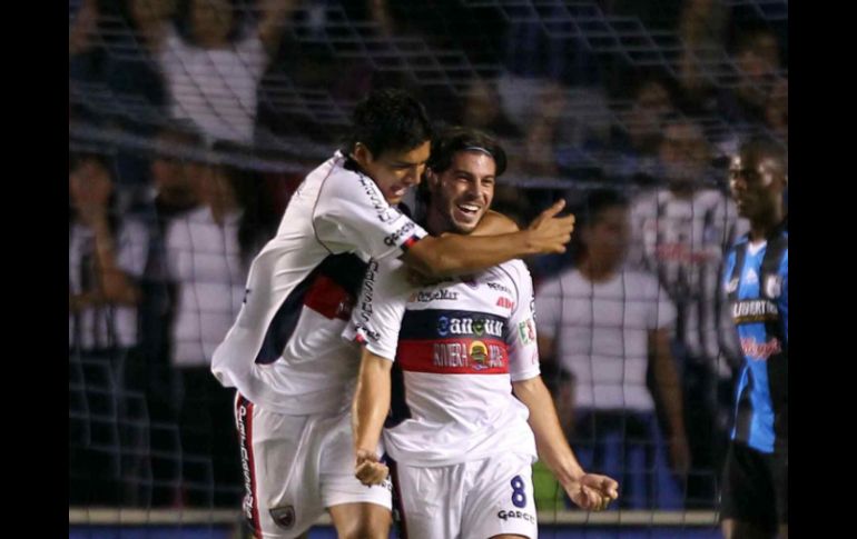 Luis Venegas (i.) y Álex Diego celebran uno de los cuatro goles anotados hoy a Querétaro. MEXSPORT  /