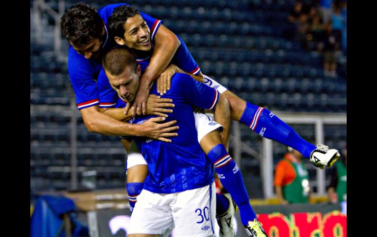 Emanuel Villa es felicitado por sus compañeros de equipo, luego de marcar la tercera anotación del encuentro. MEXSPORT  /