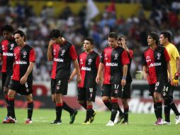 Jugadores rojinegros abandonan la cancha del Jalisco insatisfechos por el empate ante Pumas. A. CAMACHO  /