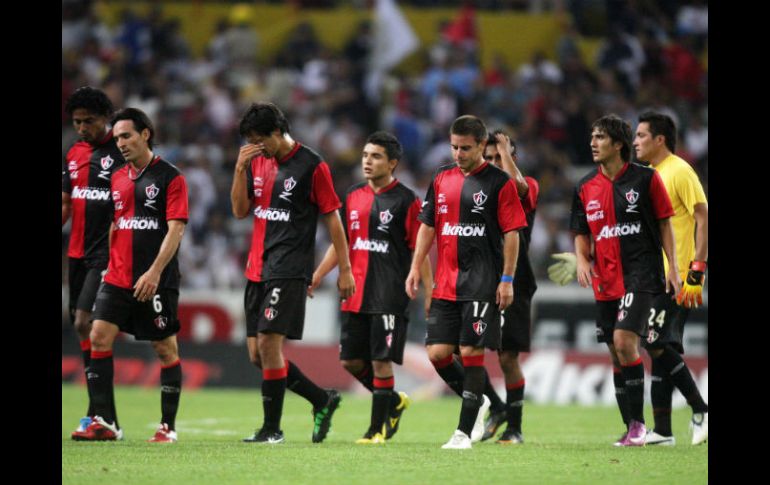 Jugadores rojinegros abandonan la cancha del Jalisco insatisfechos por el empate ante Pumas. A. CAMACHO  /