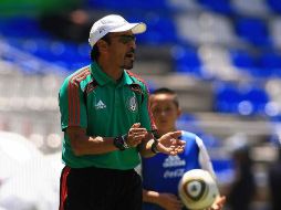 El estratega de la Selección mexicana Sub-17 dirigiendo un partido. MEXSPORT  /