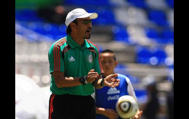 El estratega de la Selección mexicana Sub-17 dirigiendo un partido. MEXSPORT  /