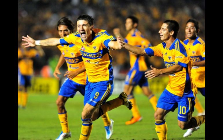 Héctor Mancilla (delante) puso al frente a su equipo en el duelo de anoche ante el Pachuca. EFE  /