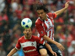 Héctor Reynoso defiende el balón ante Luis Arias de los Diablos Rojos. MEXSPORT  /