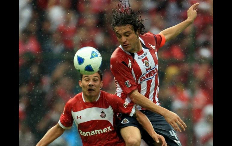 Héctor Reynoso defiende el balón ante Luis Arias de los Diablos Rojos. MEXSPORT  /