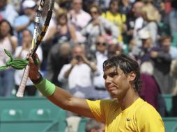 Rafael Nadal saluda a sus seguidores tras conseguir la victoria. AP  /