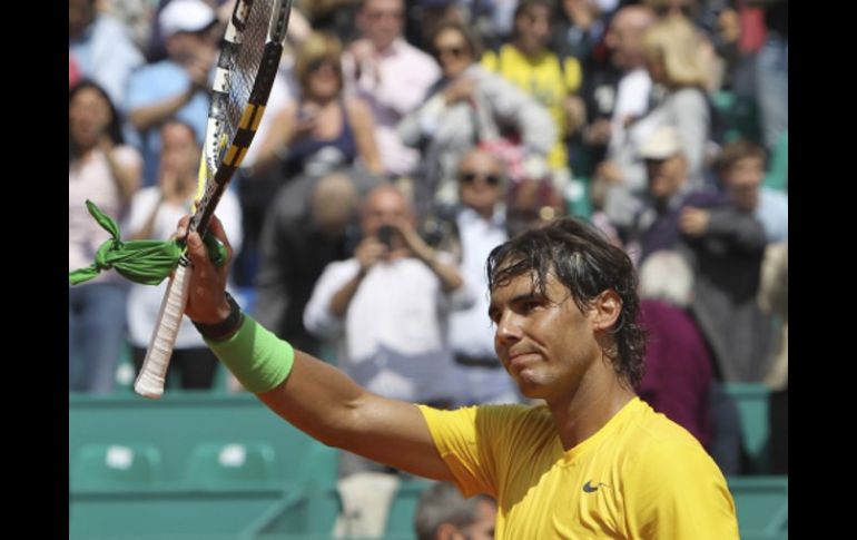 Rafael Nadal saluda a sus seguidores tras conseguir la victoria. AP  /