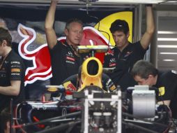 El piloto australiano Mark Webber observando su monoplaza. AP  /