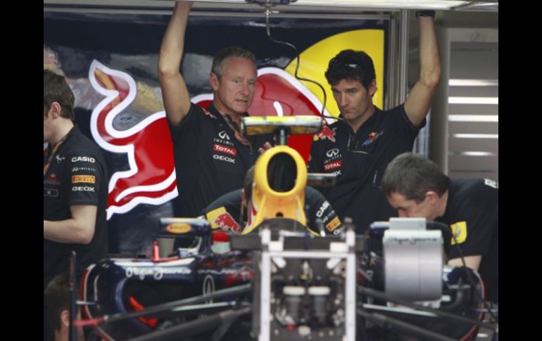 El piloto australiano Mark Webber observando su monoplaza. AP  /