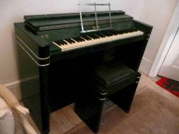 El piano en el que el ex beatle Paul McCartney compuso ''Yesterday''. EFE  /