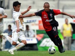 El atlista Edgar Pacheco en el duelo de la jornada 14 ante Pumas. MEXSPORT  /