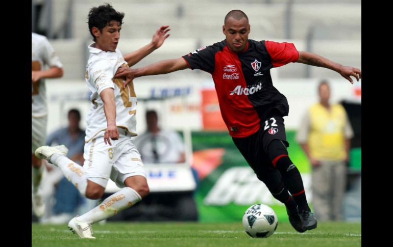 El atlista Edgar Pacheco en el duelo de la jornada 14 ante Pumas. MEXSPORT  /