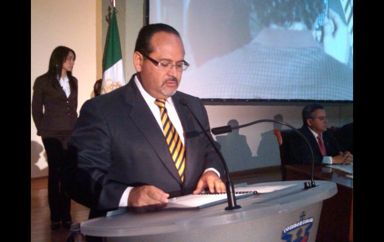 El rector del CUCS, Héctor Raúl Pérez Gómez, durante su informe de actividades. R. ZAPATA  /