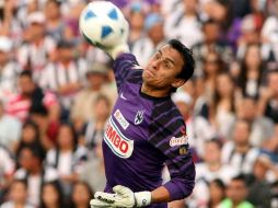 El guardameta suplente del Monterrey atrapando un balón en un partido de los Rayos. MEXSPORT  /