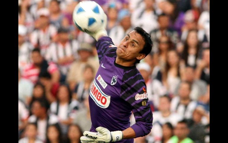 El guardameta suplente del Monterrey atrapando un balón en un partido de los Rayos. MEXSPORT  /