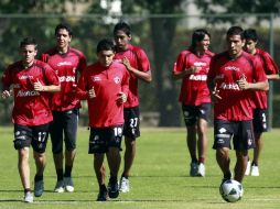 Elementos del primer equipo trotan alrededor de la cancha de Colomos. MEXSPORT  /