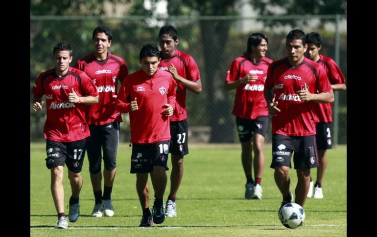 Elementos del primer equipo trotan alrededor de la cancha de Colomos. MEXSPORT  /