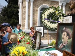 En el cementerio se congregaron cientos de fanáticos. EL UNIVERSAL  /