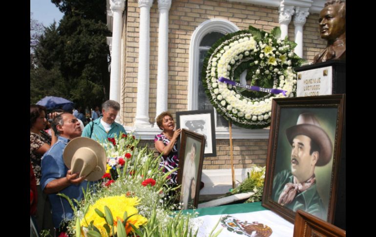 En el cementerio se congregaron cientos de fanáticos. EL UNIVERSAL  /