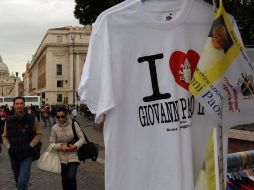 Roma se prepara para la beatificación del Papa Juan Pablo II. En la calle se venden souvenirs del día. EFE  /