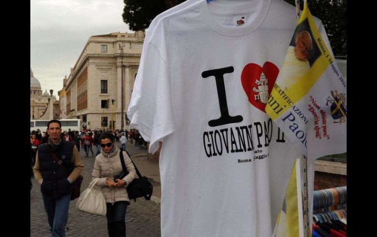 Roma se prepara para la beatificación del Papa Juan Pablo II. En la calle se venden souvenirs del día. EFE  /