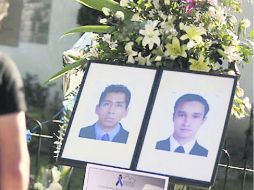 Un alumno observa los retratos de Javier Arredondo y Jorge Antonio Mercado colocados en el Tec de Monterrey. REUTERS  /