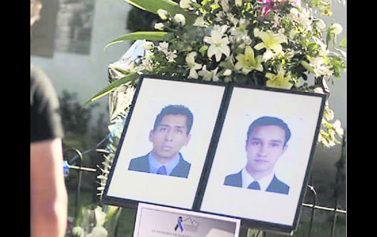 Un alumno observa los retratos de Javier Arredondo y Jorge Antonio Mercado colocados en el Tec de Monterrey. REUTERS  /