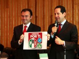 Luis Videgaray, dirigente priista mexiquense, sostiene el rótulo de la alianza “Unidos por Ti”. EL UNIVERSAL  /