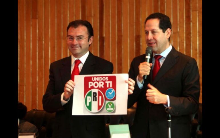 Luis Videgaray, dirigente priista mexiquense, sostiene el rótulo de la alianza “Unidos por Ti”. EL UNIVERSAL  /