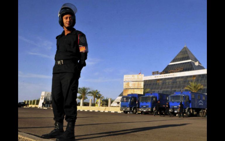 Un policía egipcio vigila la entrada del Hospital donde permanece ingresado el ex presidente egipcio Hosni Mubarak. EFE  /