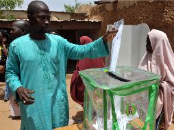 Un hombre nigeriano emite su voto en un colegio electoral. AFP  /