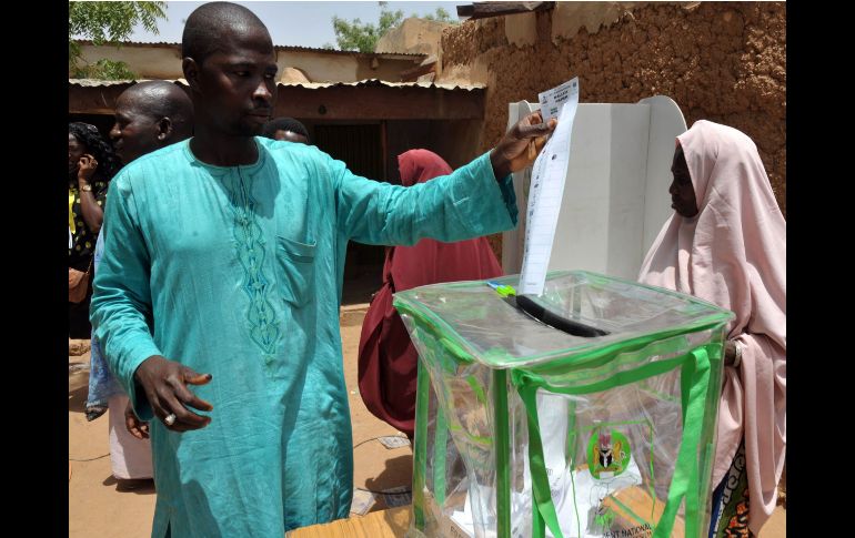 Un hombre nigeriano emite su voto en un colegio electoral. AFP  /